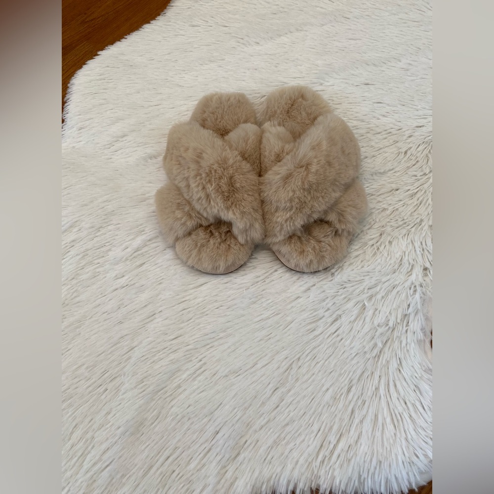 New Express Slippers Size 5-6 (Small) Faux Fur Criss Cross Design Light Pink - Picture 3 of 6